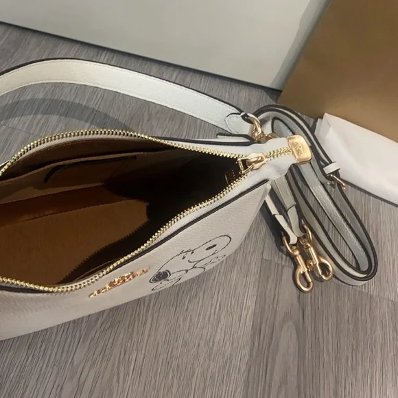 💋Coach X Peanuts Teri Shoulder Bag With Snoopy - Picture 8 of 9